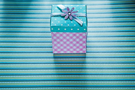 礼品盒上条纹的桌布假日概念