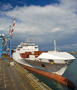 货船 货轮货船 货轮货船 货轮蓝色海面上的远洋货轮,背景是一个岛屿"