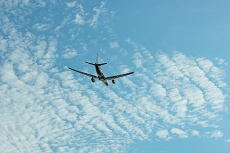 客机在天空中