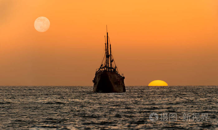 海洋夕阳船剪影