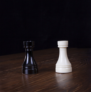白色和黑色的国际象棋棋子的车图片