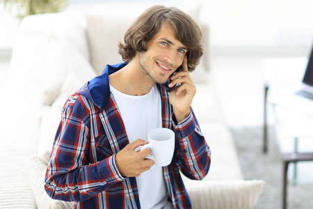 一杯漂亮的男人坐在笔记本电脑前