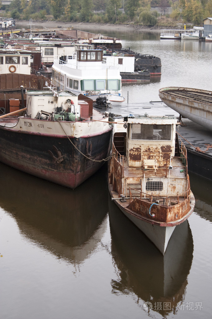 港口里的旧船