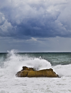 暴风雨中海浪在海上的岩石上飞溅