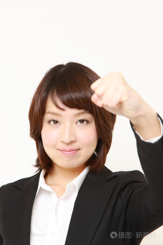 日本商人摆出胜利的姿势