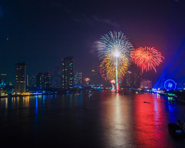 在夜间的曼谷市