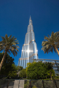 迪拜，阿拉伯联合酋长国11 月 13 日 高层建筑和街道十一月十三日。2013 年迪拜，阿拉伯联合酋长国。世界第一高楼的迪拜