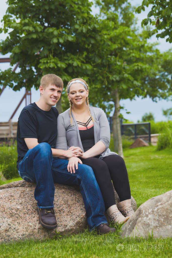 快乐在农村的年轻夫妇的肖像