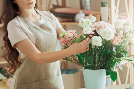 年轻女子花店占领和花一起工作