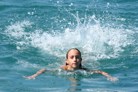 女孩游泳