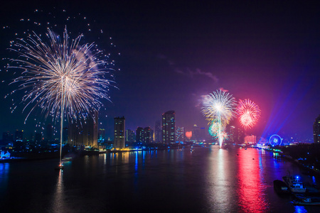 在夜间的曼谷市