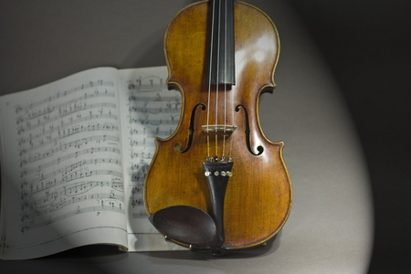 vacker fiol p ett ark bakgrundsmusik. musikinstrument. strngin