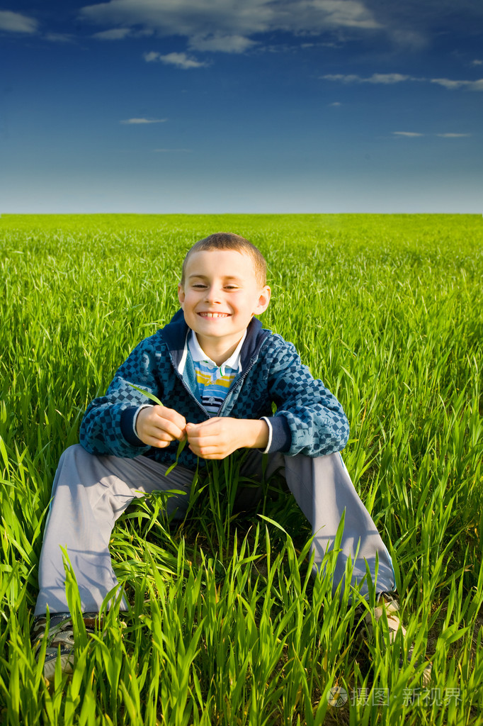 麦田里可爱的男孩