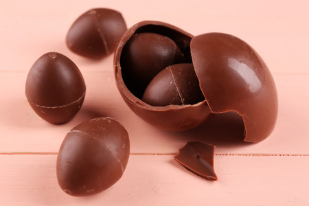 在木桌前，特写的巧克力复活节彩蛋。