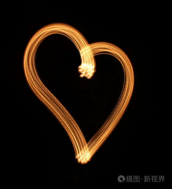 心脏从黑色背景上的光