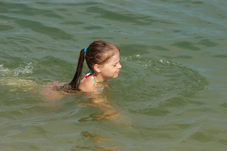 可爱的小女孩，在临黑海
