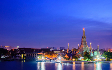 著名的旅游胜地在黄昏时分阿伦 templeWat Arun