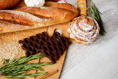 不同类型的面包和船上的卷照片