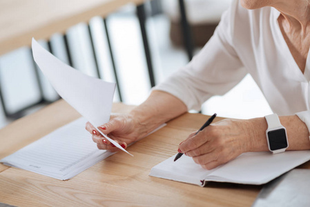 经验丰富的男医生合影图片