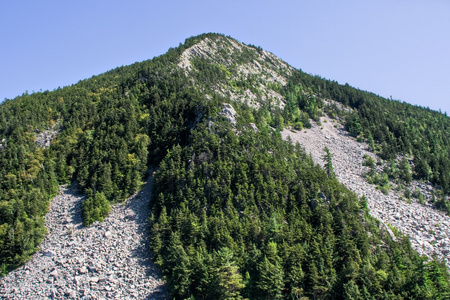 白色岩石峭壁