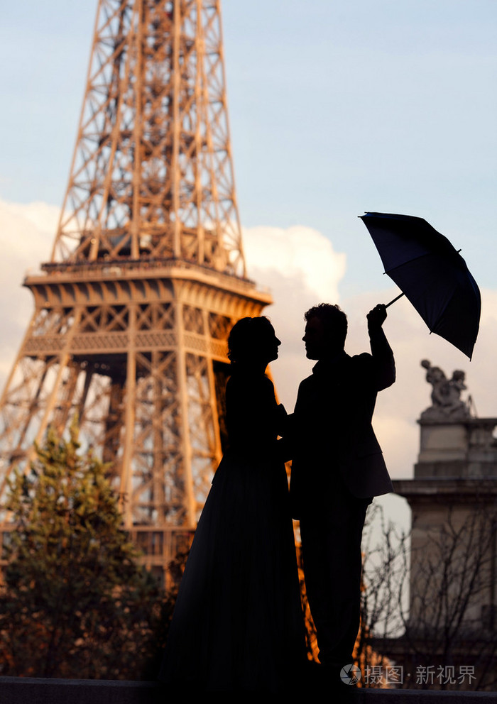 两个恋人在埃菲尔铁塔的背景上