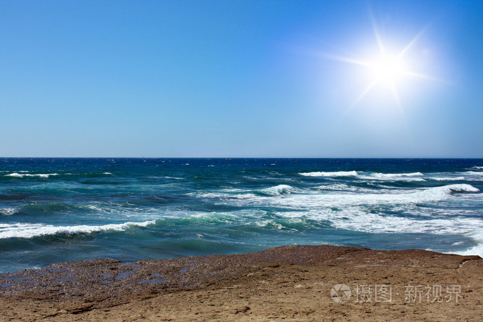 蓝天太阳和海洋