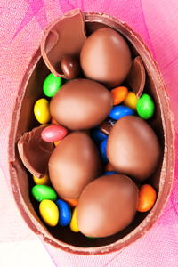 对颜色薄纱，特写的巧克力复活节彩蛋。