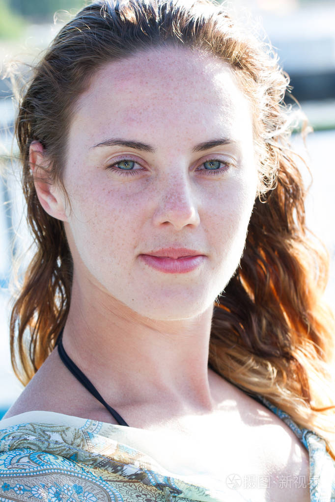 她脸上的雀斑的女孩