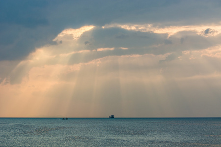 太阳光束海景