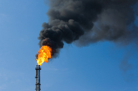 漏斗燃烧着浓烟照片