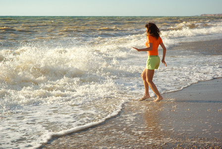 女孩在海滩上玩耍