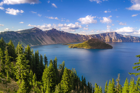 在夏天，俄勒冈州火山口湖