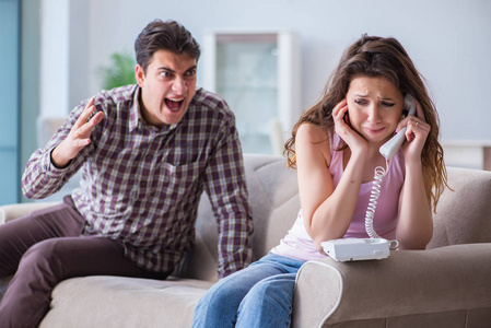 免费的关系年轻的家庭,在破碎的关系概念照片