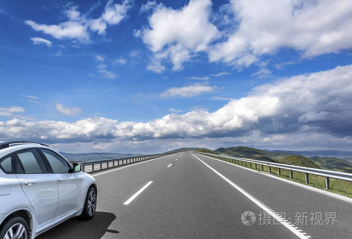 白色的车正行驶在高速的公路