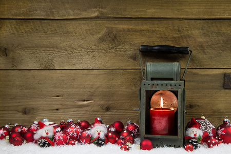 在元宵节和雪红蜡烛木制圣诞背景