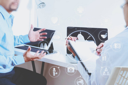 医生咨询商人图片