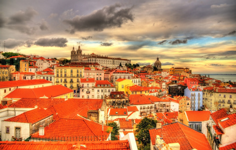 晚上葡萄牙里斯本的历史中心的视图