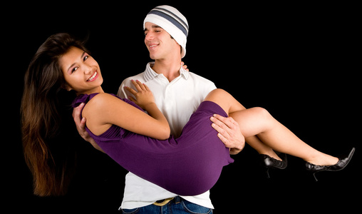 年轻人抱着女孩照片