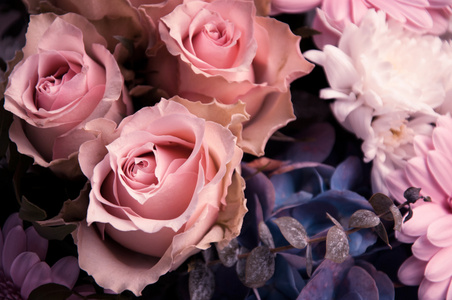 从上面的花束特写光粉红色玫瑰