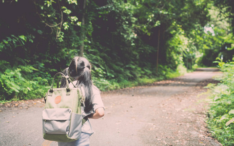 到了那山徒步旅行，背包里的女孩