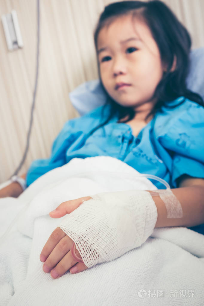 疾病亚洲孩子手上送往医院与生理盐水静脉注射iv