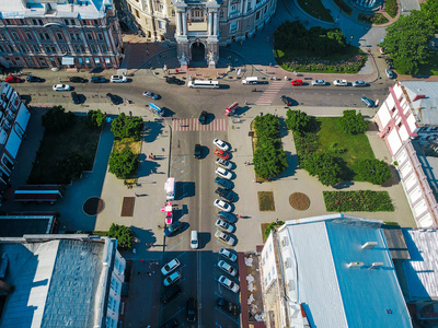 十字路口的道路上鸟瞰视图