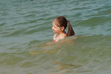 可爱的小女孩，在临黑海