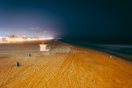 晚上在海滩上,在亨廷顿海滩,加利福尼亚州的视图照片
