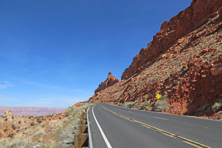 朱砂的悬崖在距离拍摄的路旁89号公路就在美国亚利桑那州的苦泉外