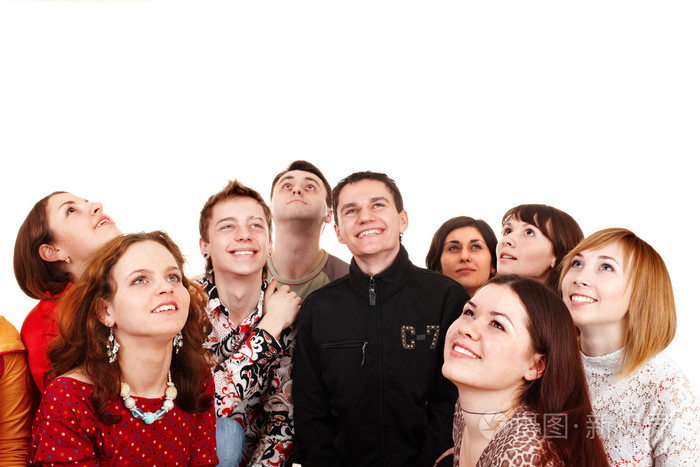 一大群人抬头看.