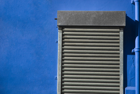 蓝墙卷帘门图片