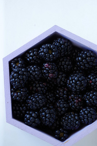 新鲜的夏季浆果黑莓