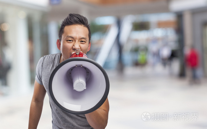 名男子用扩音器大喊