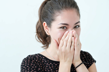 顽皮的腼腆女人隐藏用她的手脸照片